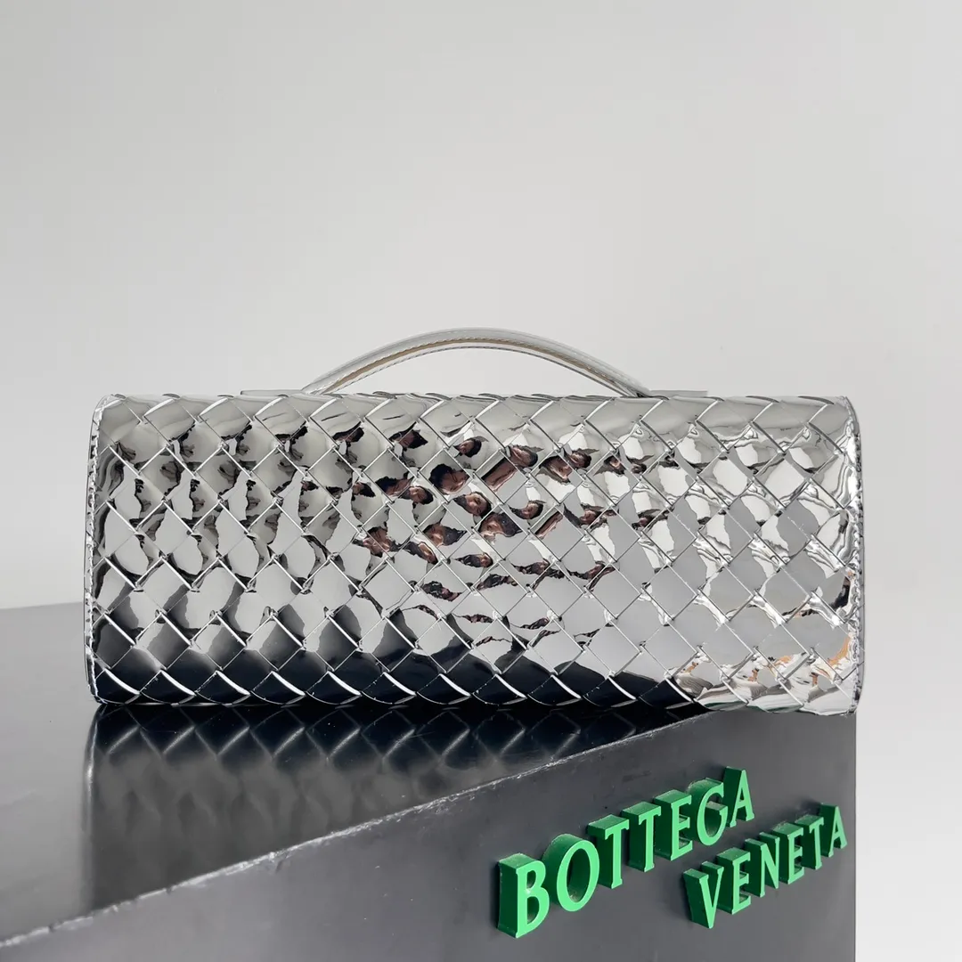 The batch of 1360 BV Andiamo evening handbags has been heavily planted again~ The designer aesthetics in the era of economic downturn are back. I fall in love with it at first sight and can't put it down. It's so beautiful and full of aura. The shape and texture are very competitive. It's light in weight and has sufficient capacity. It's a must-have for fashionistas. It's suitable for many occasions, minimalist, high-end and light luxury. Model No.: 741511 Size: 31*13*3cm